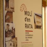 Detall del cartell i plafó informatiu del CIP Molí d’en Rata, a Ripollet, amb informació sobre la història del molí i el Centre d’Interpretació del Patrimoni Local.