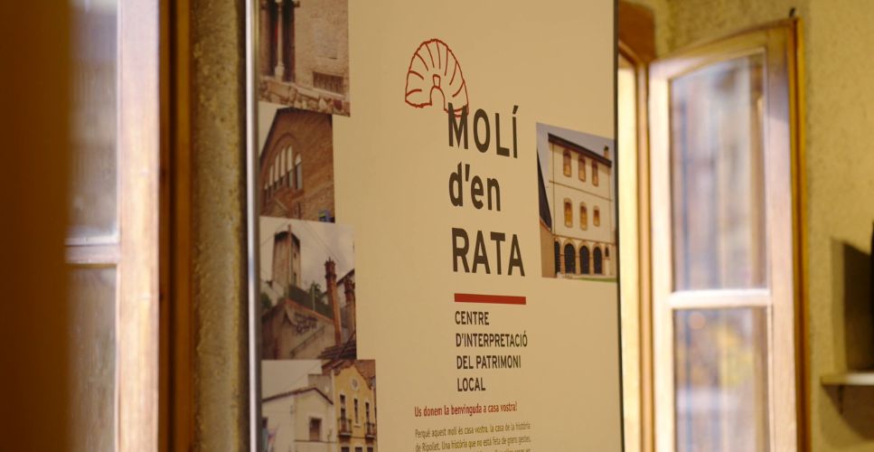 Detall del cartell i plafó informatiu del CIP Molí d’en Rata, a Ripollet, amb informació sobre la història del molí i el Centre d’Interpretació del Patrimoni Local.