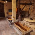 Interior del CIP Molí d’en Rata, a Ripollet, amb l’antic molí fariner de pedra que mostra el funcionament tradicional de l’equipament.