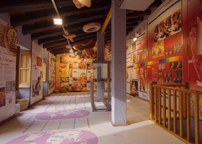 Espai didàctic del CIP Molí d’en Rata, a Ripollet, amb murals i materials educatius dissenyats per a infants sobre el patrimoni local.