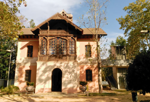 Façana de la Casa de les Aigües de Montcada i Reixac.
