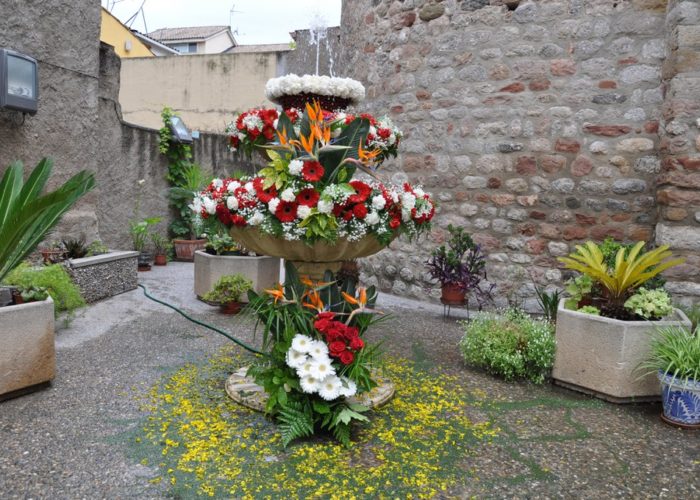 Pati a Ripollet amb una font decorada amb flors per la celebració del Corpus Christi, espai emblemàtic per visitar al municipi