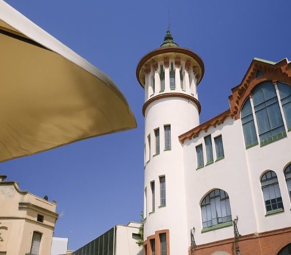 Façana de l'antiga Escola Industrial d'Arts i oficis de Sabadell.