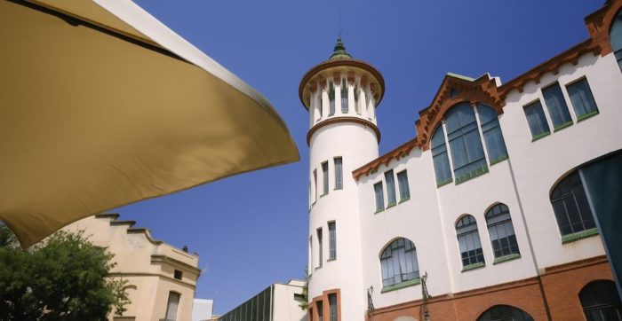 Façana de l'antiga Escola Industrial d'Arts i oficis de Sabadell.