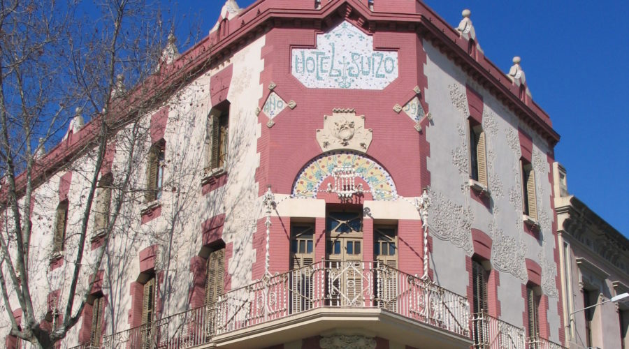 Façana d'estil modernista de l'antic Hotel Suís de Sabadell.