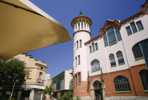 Façana de l'antiga Escola Industrial d'Arts i oficis de Sabadell.
