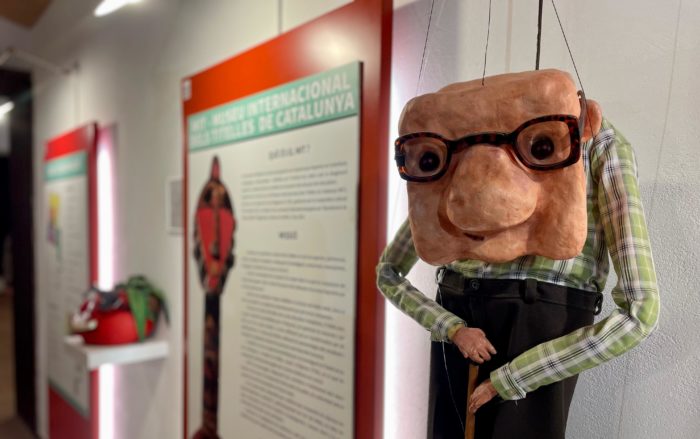 Detall d'un dels titelles a l'entrada del Museu Internacionals dels Titelles de Catalunya a Palau-solità i Plegamans.