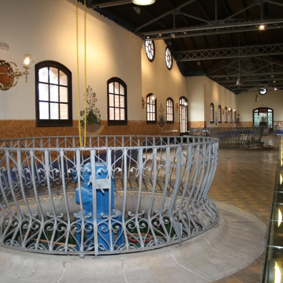 Interior de la Casa de les Aigües de Montcada i Reixac amb canonades i mecanismes hidràulics històrics.