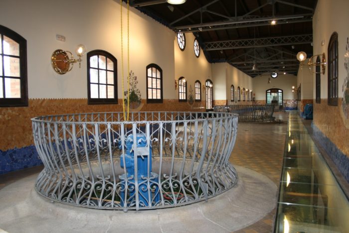 Interior de la Casa de les Aigües de Montcada i Reixac amb canonades i mecanismes hidràulics històrics.
