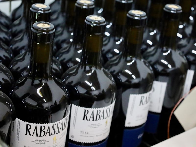 Detall de diverses ampolles de vi del Celler Rabassaires, a Sant Cugat del Vallès, que simbolitzen la recuperació de la tradició vitivinícola local.