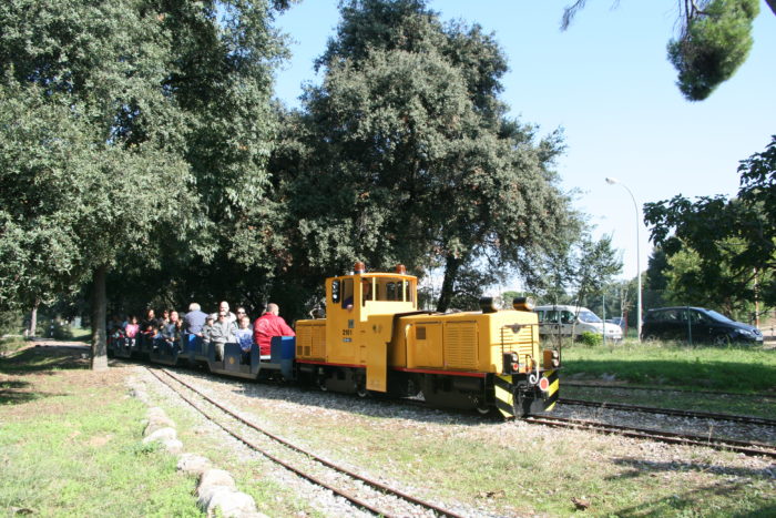 Un dels trens en miniatura del Parc de l'Hostal del Fum, a Palau-solità i Plegamans.