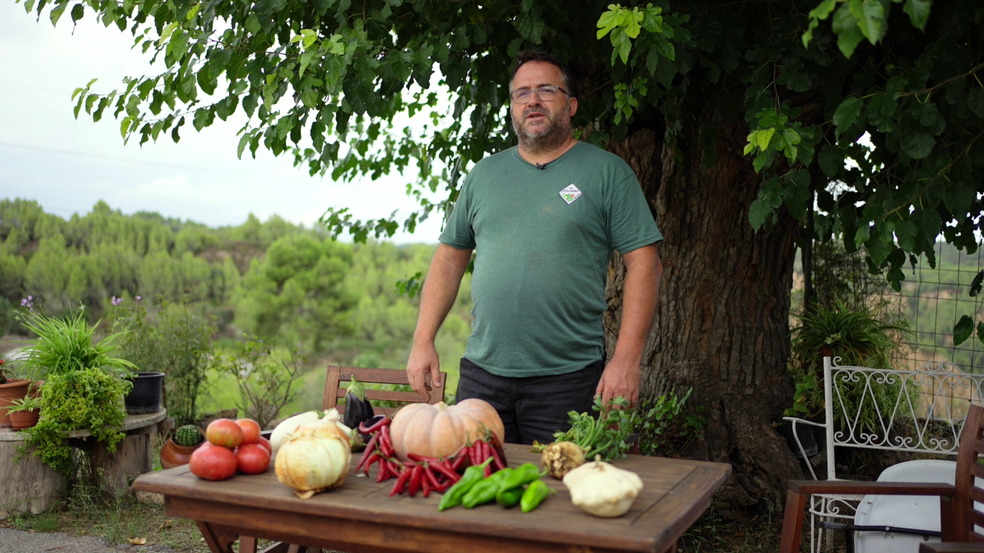 El pagès de Ca n’Oliveró, a Castellbisbal, darrere d’una taula amb verdures i hortalisses de la seva horta ecològica al Vallès Occidental.