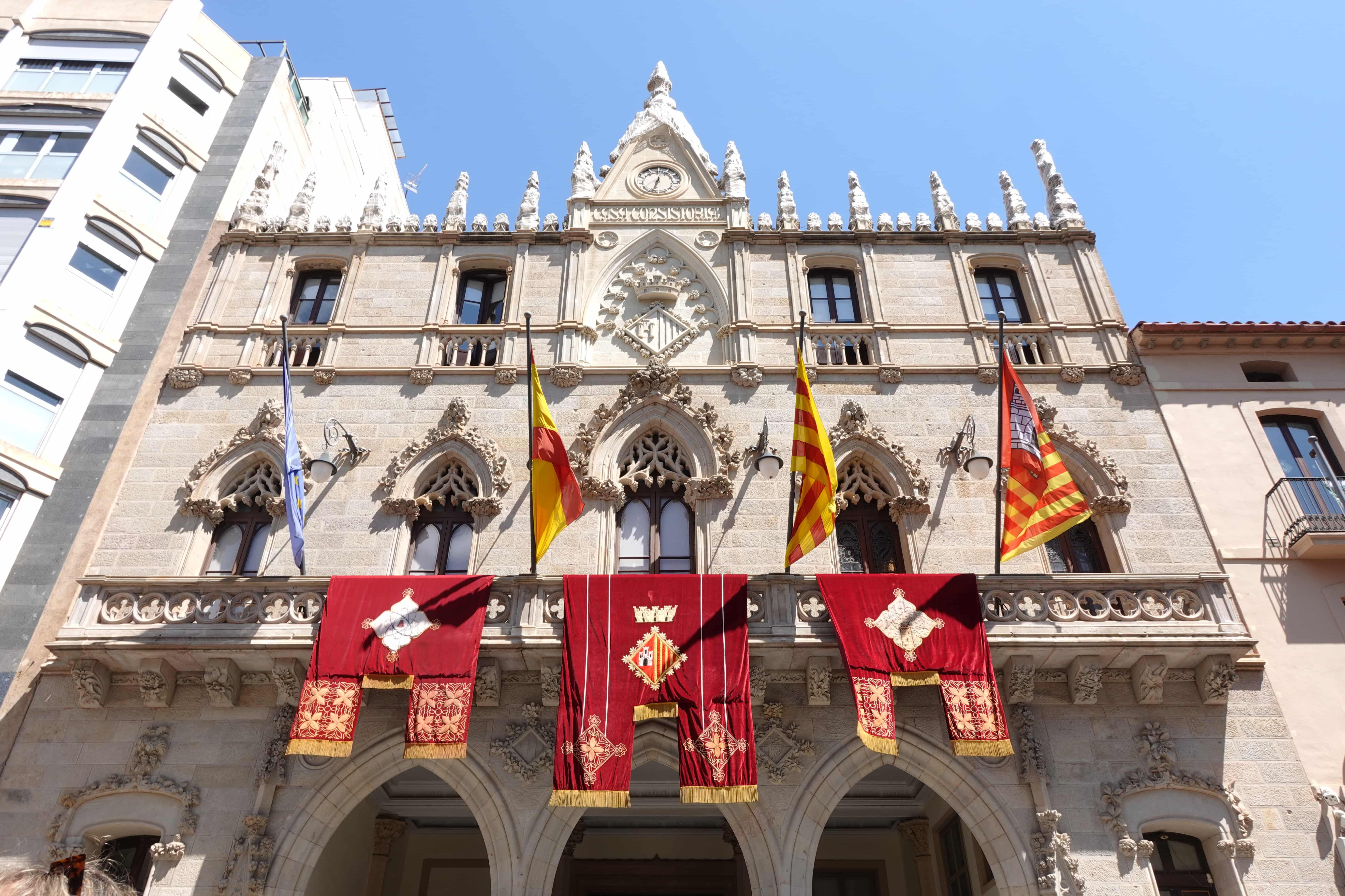 Façana de l’Ajuntament de Terrassa engalanada amb motiu de la Fira Modernista.