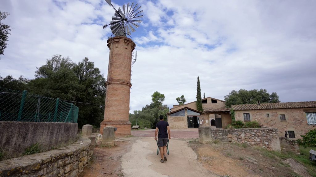 Entrada a la Masia de Can Deu a Sabadell, amb l’antic molí de vent a l’esquerra i la masia al fons