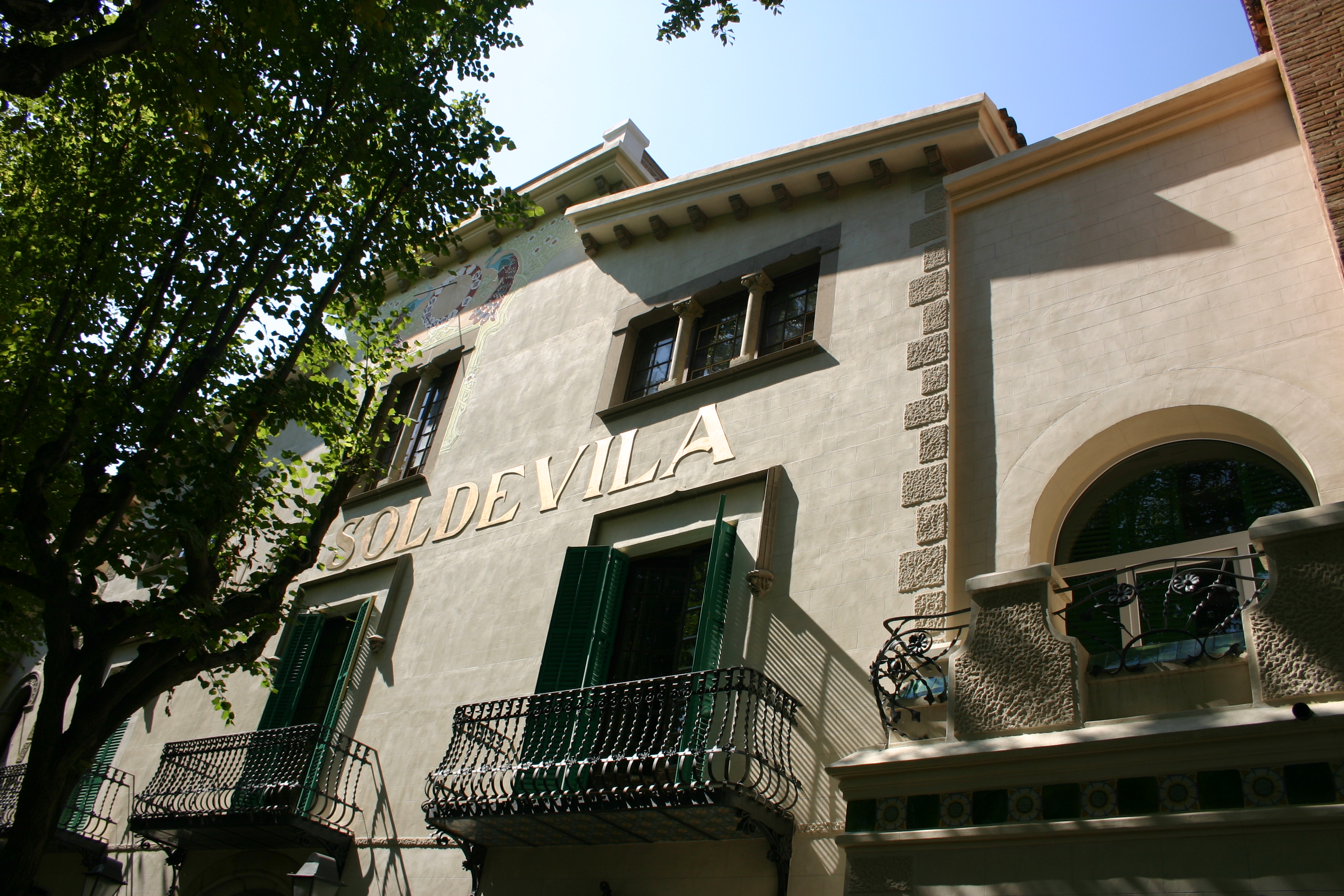 Façana de la Granja Soldevila a Santa Perpètua de Mogoda, edifici modernista del Vallès Occidental