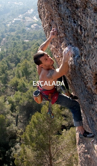 un escalador en plena pujada de la muntanya