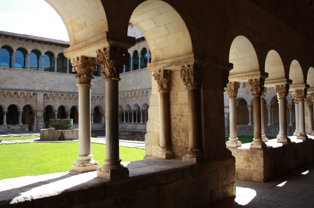 claustre d'un monestir del vallès occidental
