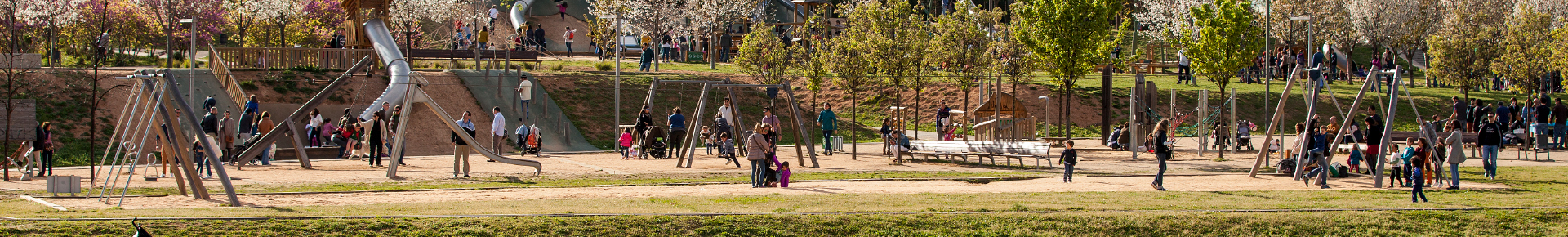 d'un parc del vallès occidental amb molts nens jugant d'un parc del vallès occidental amb molts nens jugant