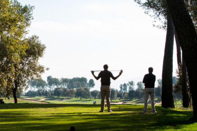 Dos homes jugant a golf al vallès occidental