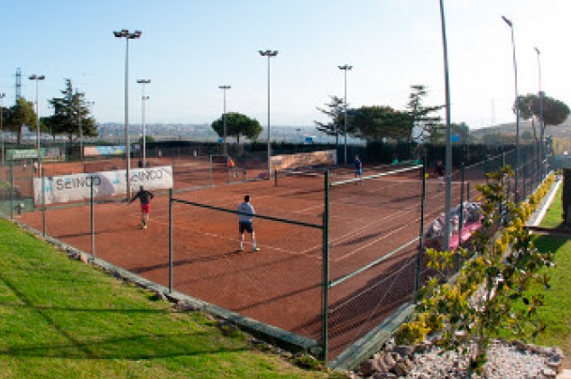 Persones jugant un partit de Tennis